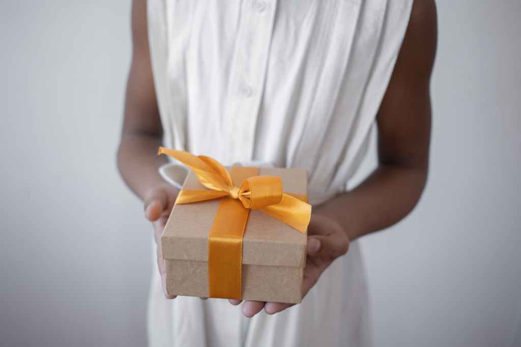 10 heartfelt wedding day gifts for your&nbsp;husband